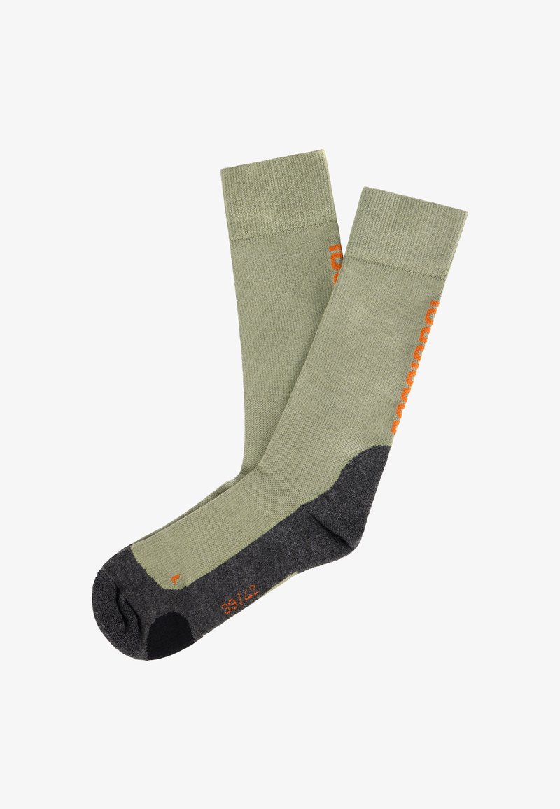Paire de chaussettes vert olive avec talons et orteils gris foncé, avec texte orange sur les côtés et indication de taille près des orteils.