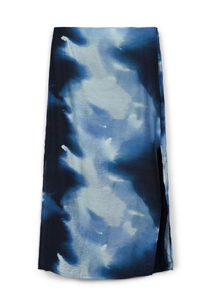 Jupe longue en tie-dye bleu présentant un design fluide, avec des nuances allant du bleu marine foncé au bleu clair, et une fente sur le côté. Tissu léger.