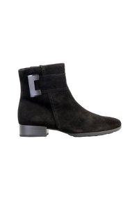 Stivaletti in suede neri alla caviglia con punta rotonda, finitura testurizzata, cinturino decorativo e un accento metallico sul lato. Tacco medio a blocco.