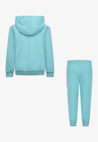 Nike Sportswear CLUB UNISEX SET - Pantalones deportivos - green frost
