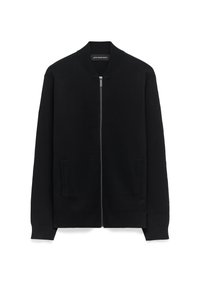 Svart zip-up bomberjacka i texturerat tyg, med sidofickor, ribbade muddars och en platt krage. Diskret logotypdetalj på fållen.