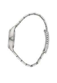 Orologio in metallo argentato con cassa rettangolare elegante, lunetta testurizzata e bracciale a maglie. Presenta una corona laterale e un fermaglio regolabile.