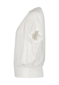 Hvid kortærmet bluse med afslappet pasform, skinnende glat stof og elastisk rynket kant. Har subtil samling ved skuldrene.