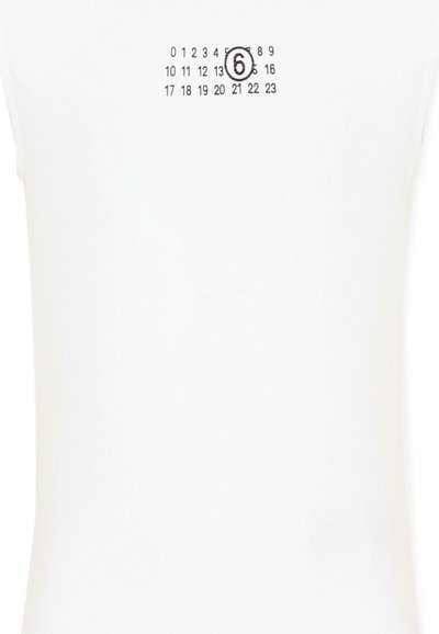 Chemise blanche sans manches avec une petite grille de calendrier imprimée et le numéro 6 encerclé en noir sur la partie supérieure de la poitrine.