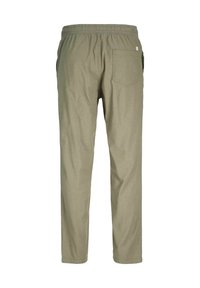 Helle olivengrüne, tapered Hosen mit elastischem Bund, seitlichen Taschen und einer einzelnen Gesäßtasche. Aus glattem Baumwollstoff.
