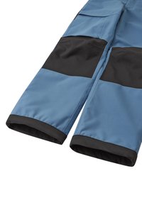 Pantaloni outdoor blu con accenti neri, caratterizzati da una superficie liscia e orli a contrasto. Inclusi tasche laterali per funzionalità.