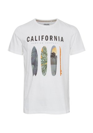 Hvid t-shirt med teksten "CALIFORNIA Surfing Company" over fire surfboards med palmeblad- og solnedgangsdesigns.