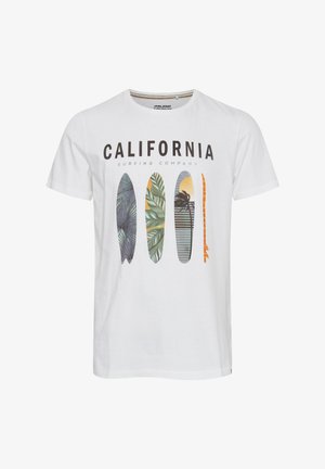Hvid t-shirt med teksten "CALIFORNIA Surfing Company" over fire surfboards med palmeblad- og solnedgangsdesigns.