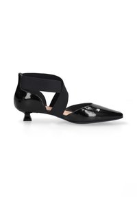 Scarpa nera in vernice con punta affusolata e tacco quadrato basso. Presenta una larga fascetta elastica nera che si incrocia alla caviglia.