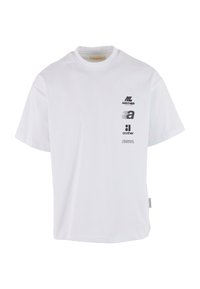 Camiseta blanca de manga corta con logotipos y texto en negro impresos en el pecho izquierdo, incluyendo "Another Cotton Lab" y diseños estilizados de la letra "a".