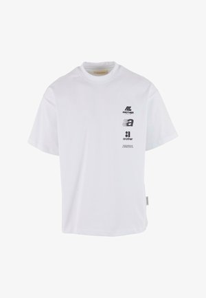 Balts īsām piedurknēm T-krekls ar melnu drukātu logotipu un tekstu kreisajā krūtīs, ieskaitot "Another Cotton Lab" un stilizētus "a" dizainus.