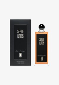 Scatola rettangolare nera con finitura testurizzata e testo bianco, accanto a una boccetta di profumo in vetro con un accento arancione e un tappo nero rotondo.