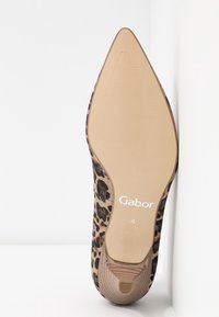 Höga klackskor med leopardmönster, spetsig tå och texturerad sula. Har en beige klack och Gabor-logotyp på sulan.
