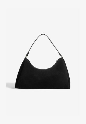 Melnas zamša rokas somas ar izliekta siluetu, plakanu pamatni un vienu melnu plecu jostu, kurai ir rāvējslēdzēja aizdare augšpusē.