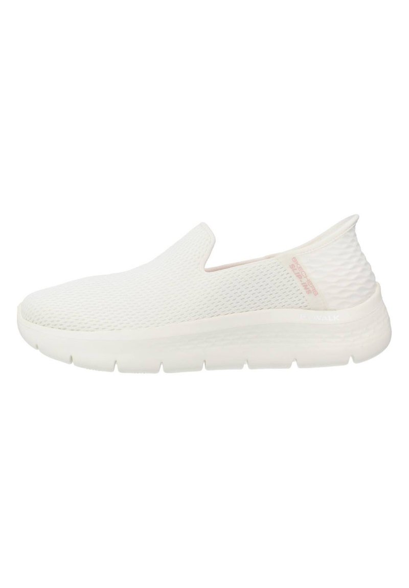 Zapatos blancos tipo slip-on con parte superior de malla texturizada, puntera redondeada y suela gruesa y acolchada para mayor comodidad. Logotipo sutil en el costado.
