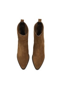 Bottes chevilles en daim marron avec un bout pointu, une languette de traction et une texture lisse. Conçues sans matériel visible ni motifs.