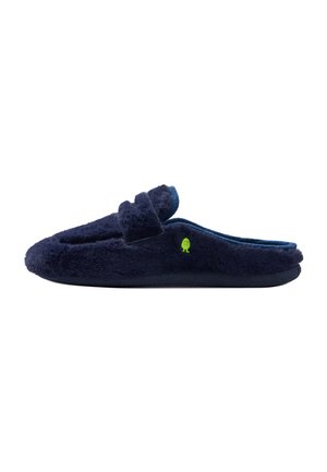 Zapatilla azul oscuro esponjosa sin cordones con un pequeño logo verde sonriente en el lateral, vista desde el lado exterior.