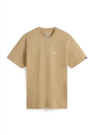 Camiseta de algodón beige con mangas cortas y cuello redondo. Pequeño logo blanco en el pecho, textura suave y un corte relajado.