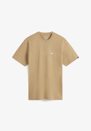 Camiseta de algodón beige con mangas cortas y cuello redondo. Pequeño logo blanco en el pecho, textura suave y un corte relajado.