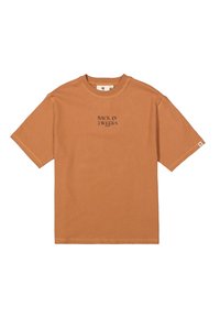 Camiseta de manga corta en algodón color naranja quemado, con un eslogan impreso "VOLVER EN 2 SEMANAS" en negro, con un cuello redondo clásico.