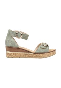 Sandali wedge in suede verde con due accessori metallici circolari, cinturino alla caviglia e suola in sughero texturizzato, con una soletta liscia.