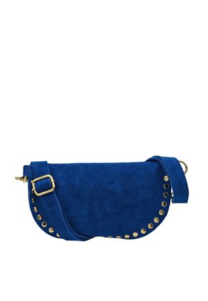 Sac bandoulière en daim bleu avec rabat incurvé, clous en métal doré le long du bord, et bandoulière réglable avec boucle dorée.