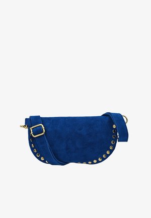 Sac bandoulière en daim bleu avec rabat incurvé, clous en métal doré le long du bord, et bandoulière réglable avec boucle dorée.