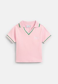 Polo rosa de manga curta com acabamento verde e branco na gola e nas mangas, com texto bordado "Juicy" no peito.