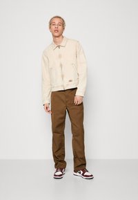 Carhartt WIP SIMPLE PANT - Relaxed fit jeans - dark brown