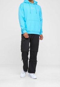 Karl Kani Jersey con capucha - light blue
