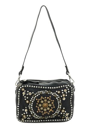 Borsa a tracolla in pelle nera con motivi circolari e floreali realizzati con borchie d'argento e d'oro e chiusura con cerniera nella parte superiore.