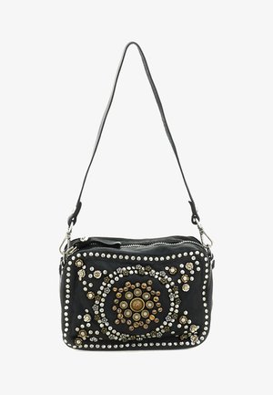 Borsa a tracolla in pelle nera con motivi circolari e floreali realizzati con borchie d'argento e d'oro e chiusura con cerniera nella parte superiore.