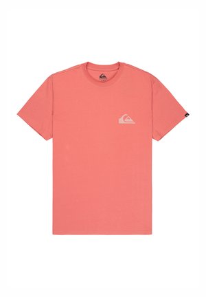 Koraalroze katoenen T-shirt met korte mouwen, ronde hals en een klein wit logo op de linkerborst. Soepele textuur, eenvoudig ontwerp.