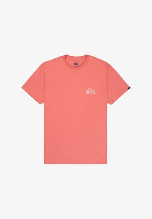 Koraalroze katoenen T-shirt met korte mouwen, ronde hals en een klein wit logo op de linkerborst. Soepele textuur, eenvoudig ontwerp.