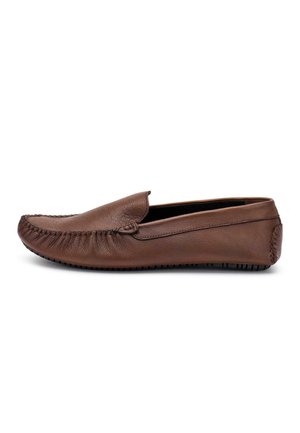 Mocassin pour homme en cuir marron avec détails cousus et semelle en caoutchouc, présenté de profil sur un fond blanc.