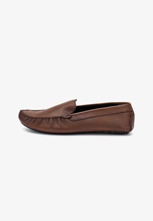 Mocasín de hombre de cuero marrón con detalles cosidos y suela de goma, mostrado de lado sobre un fondo blanco.