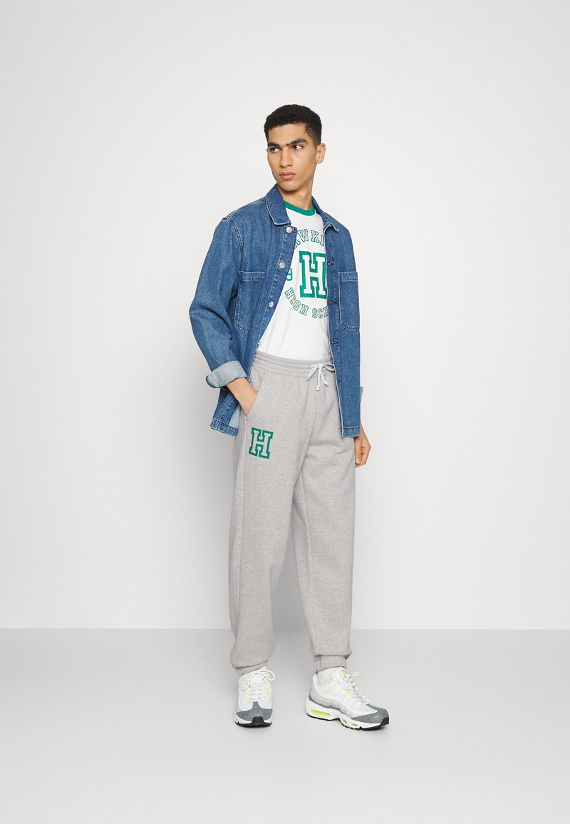 Herren Trainingsanzüge | Champion Rochester CHAMPION ROCHESTER X STRANGER THINGS Jogginghose grey/grau - QM59221 Herren Trainingsanzüge | Champion Rochester CHAMPION ROCHESTER X STRANGER THINGS Jogginghose grey/grau - QM59221
