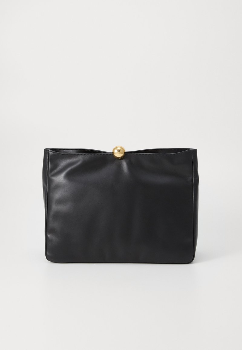Borsa in pelle nera con una texture morbida, forma rettangolare e una chiusura rotonda dorata al centro in alto. Design minimalista senza ulteriori decorazioni.