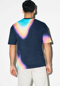 Next DIP DYE GRAPHIC - Apdrukāts T-krekls - black