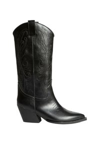 Bota de vaquero de cuero negro con punta afilada, patrones florales en relieve y un tacón bajo y apilado. Presenta costuras sutiles y un caña alta.