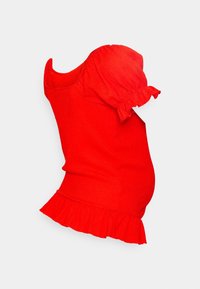 Top de malha canelada vermelho com mangas curtas em babados, de forma ajustada e com a barra evasé. Projetado para uso na maternidade com elasticidade adicional.
