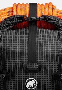 Plecak z czarną tkaniną w kratkę, z centralnym zamknięciem na czarny pasek oraz pomarańczowym sznurkiem z niebieskimi akcentami na górze. Widoczne białe logo.
