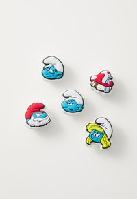 Vijf kleurrijke rubberen speldjes met Smurfen: blauwe figuren met onderscheidende witte hoedjes, één met een rode hoed en baard, en één met blond haar.