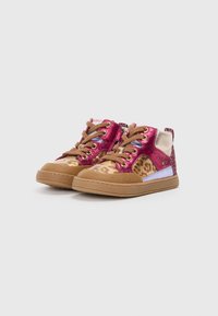 Glitrende rosa og gull høye sko med leopardmønster. Har brune snørebånd og gummisåle, accentuert med blå og beige paneler.