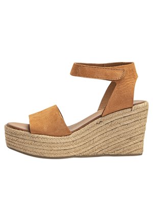 Brun ruskind kile sandal med ankelrem og flet platformsål i jutemateriale, åben tå design, sideview på hvid baggrund.