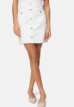 Jupe mini en denim blanc avec taille haute, fermeture à boutons à l'avant, deux poches plaquées et accents en métal argenté. Texture lisse.