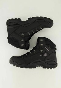 Schwarze Wanderschuhe verfügen über ein robustes synthetisches Äußeres, verstärkten Knöchelstütze, Metallösen und strukturierten Gummisohlen für besseren Grip.