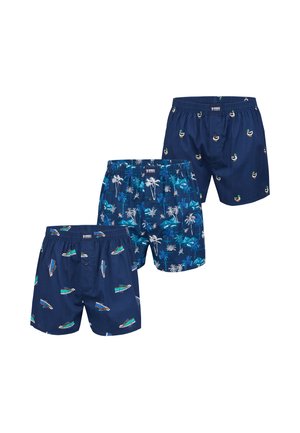 Tre paia di boxer blu navy con stampe diverse: scarpe da ginnastica verdi, palme tropicali e anatre mandarine.