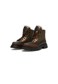 Hnědé a olivové šněrovací boty, s chlupatým límcem, texturovanou kůží, zpevněnou špičkou a robustní černou gumovou podrážkou.