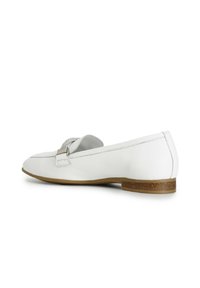 Mocasín de piel blanca con punta redonda, un pequeño tacón y un acento metálico en la parte superior. Presenta una textura suave y un diseño minimalista.